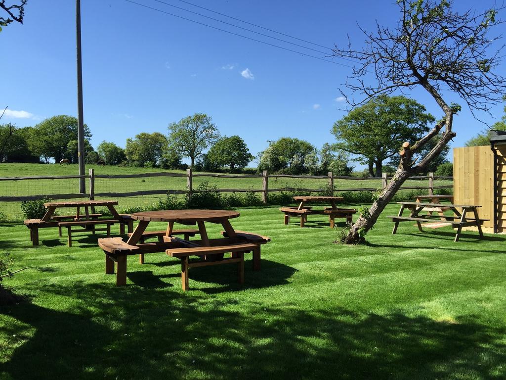 The Windmill Inn Horsham Extérieur photo